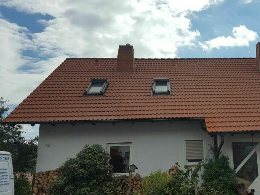 Frisch beschichtetes Dach eines Einfamilienhauses